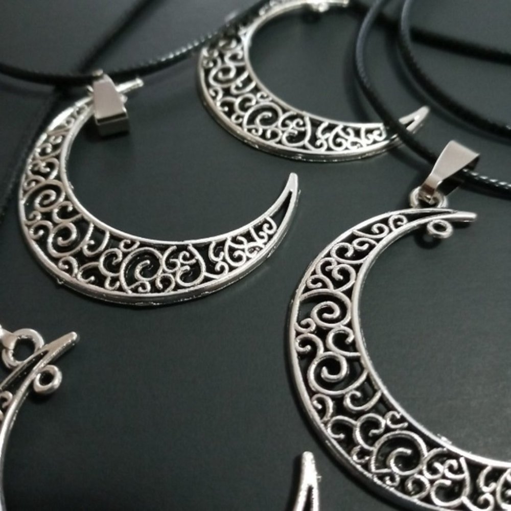 2PK Wolf Howling 🐶 Ancient Silver Full Moon Necklace - Picture 4 of 4